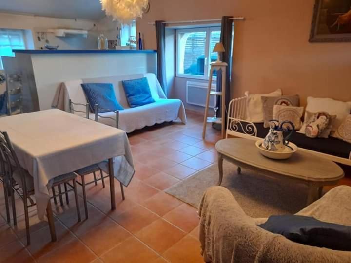 Bed and Breakfast Les Demeures De La Laigne Allas-Bocage Экстерьер фото